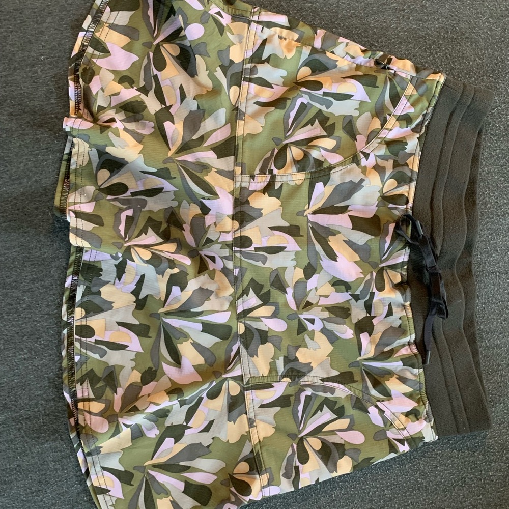 Women’s title 9 printed skort size medium
